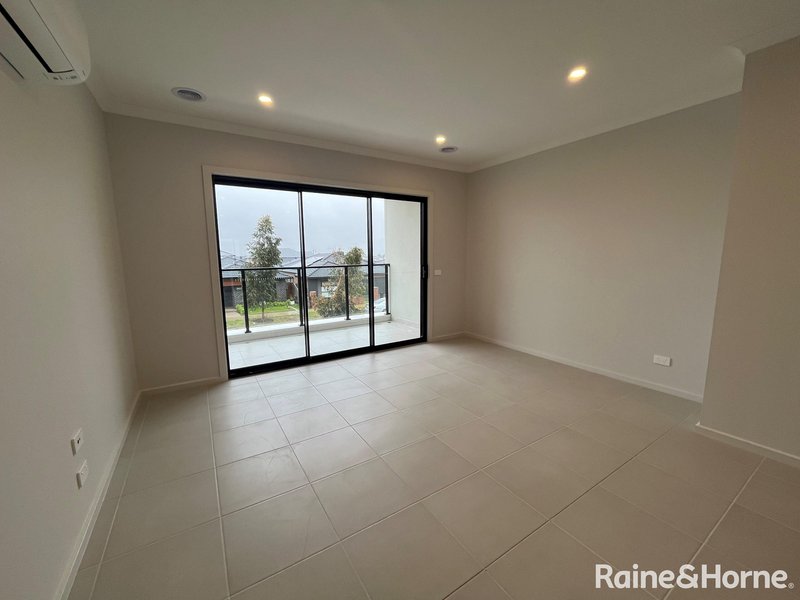 Photo - 7 Capari Walk, Rockbank VIC 3335 - Image 3