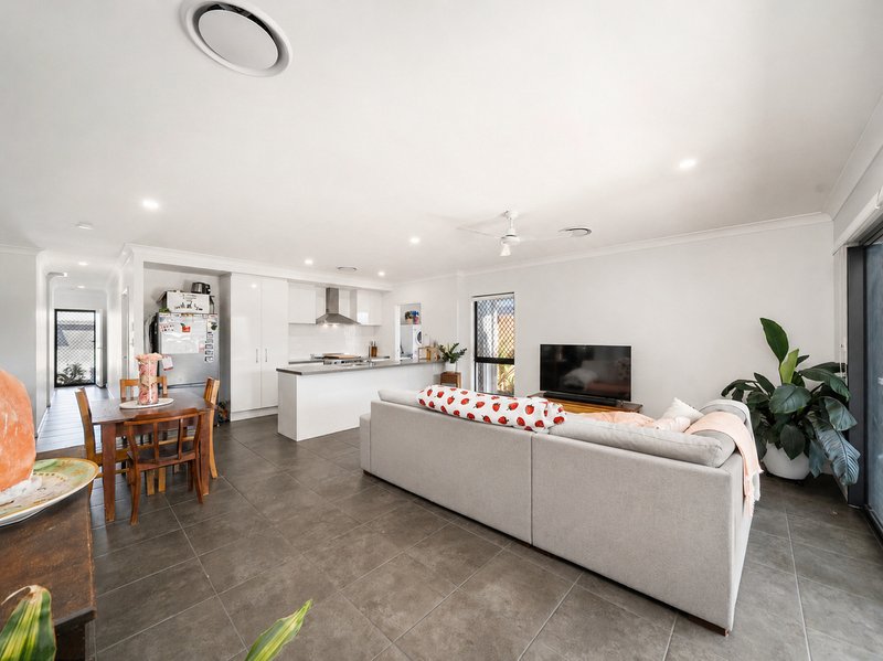 Photo - 7 Carisbrooke Street, Morayfield QLD 4506 - Image 6