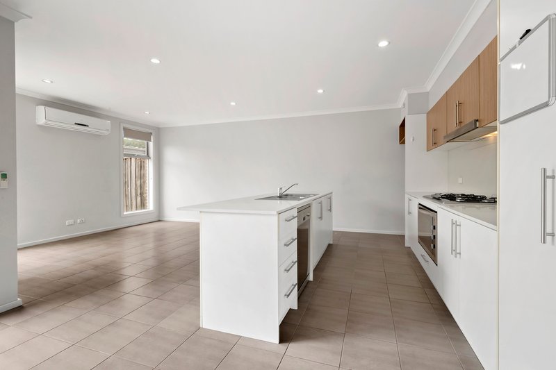 Photo - 7 Carlow Walk, Lalor VIC 3075 - Image 3