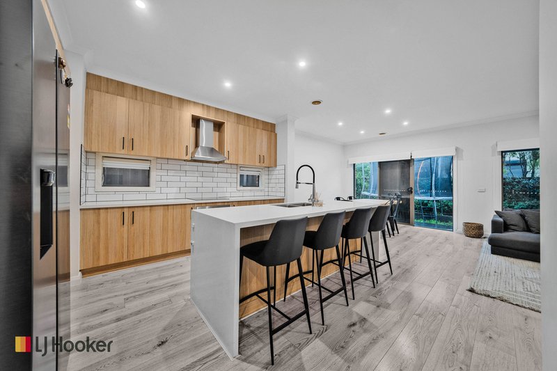 Photo - 7 Cavell Drive, Craigieburn VIC 3064 - Image 2