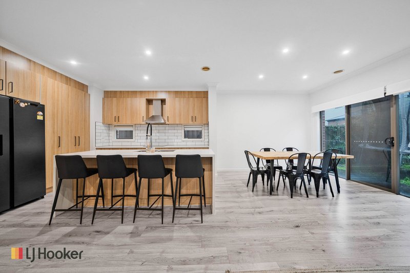 Photo - 7 Cavell Drive, Craigieburn VIC 3064 - Image 3