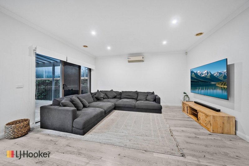 Photo - 7 Cavell Drive, Craigieburn VIC 3064 - Image 5