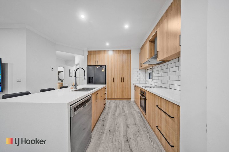 Photo - 7 Cavell Drive, Craigieburn VIC 3064 - Image 6