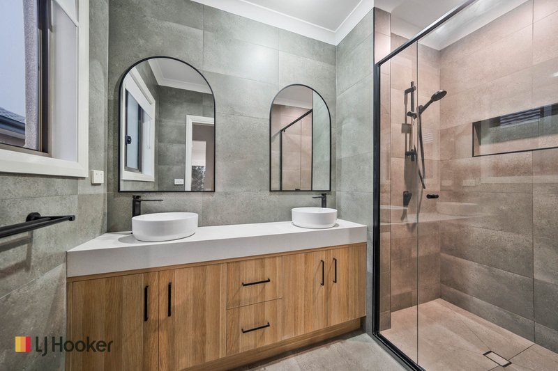 Photo - 7 Cavell Drive, Craigieburn VIC 3064 - Image 10