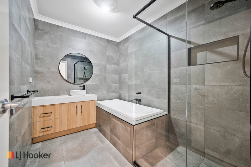 Photo - 7 Cavell Drive, Craigieburn VIC 3064 - Image 13
