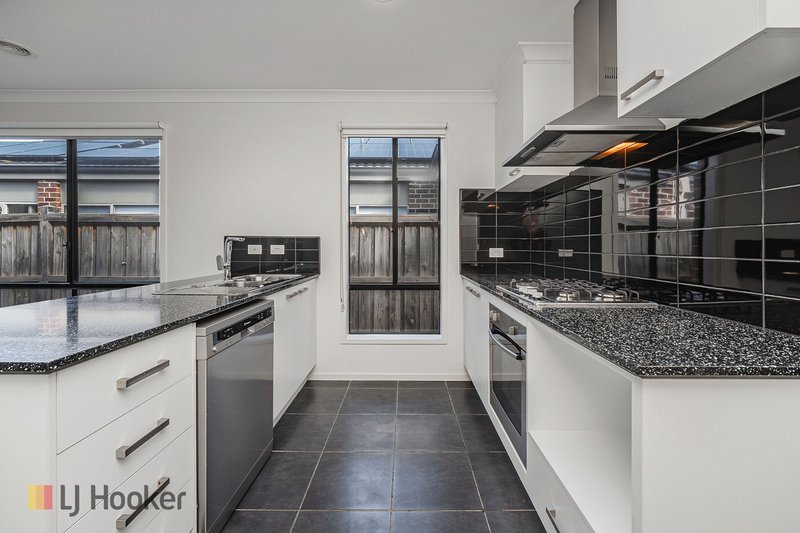 Photo - 7 Celeste Street, Mickleham VIC 3064 - Image 5