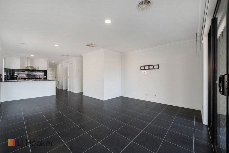 Photo - 7 Celeste Street, Mickleham VIC 3064 - Image 10