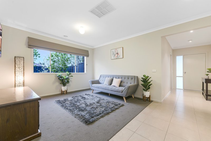 Photo - 7 Charlock Drive, Cranbourne North VIC 3977 - Image 5