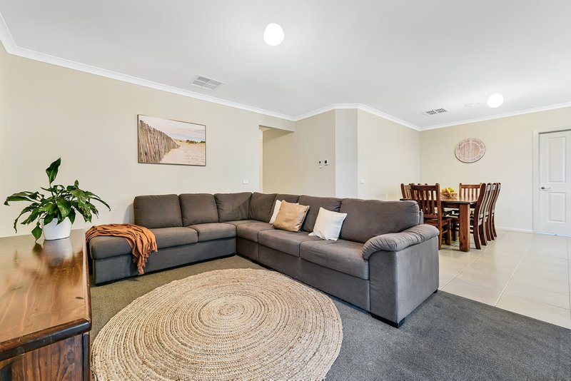 Photo - 7 Charlock Drive, Cranbourne North VIC 3977 - Image 7