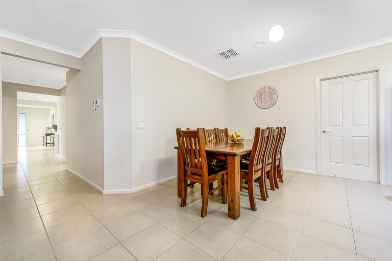 Photo - 7 Charlock Drive, Cranbourne North VIC 3977 - Image 9