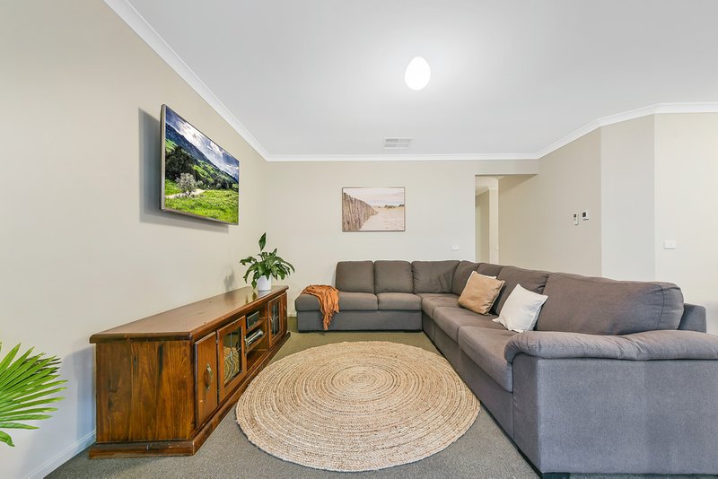 Photo - 7 Charlock Drive, Cranbourne North VIC 3977 - Image 10