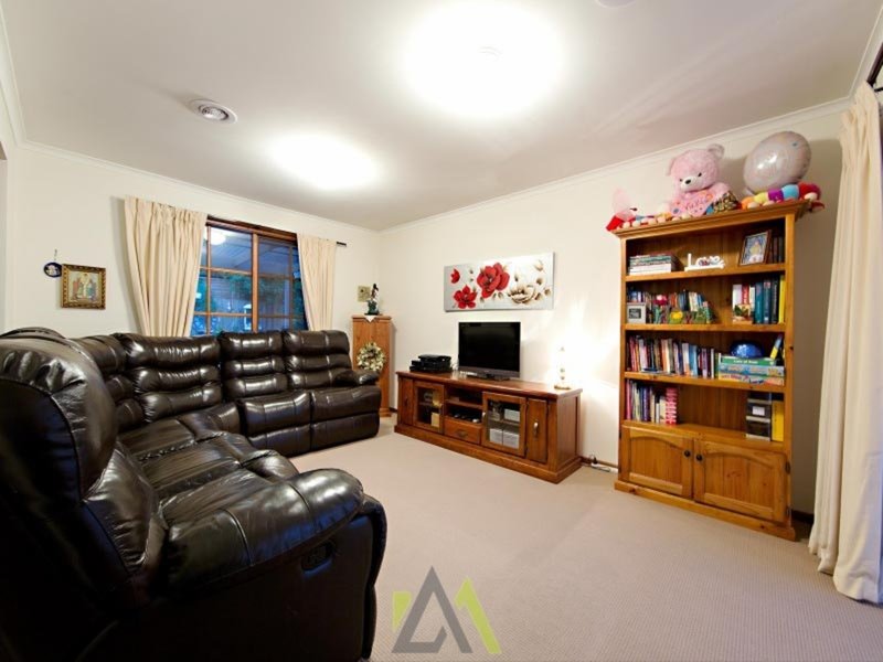 Photo - 7 Chatterley Court, Frankston VIC 3199 - Image 3