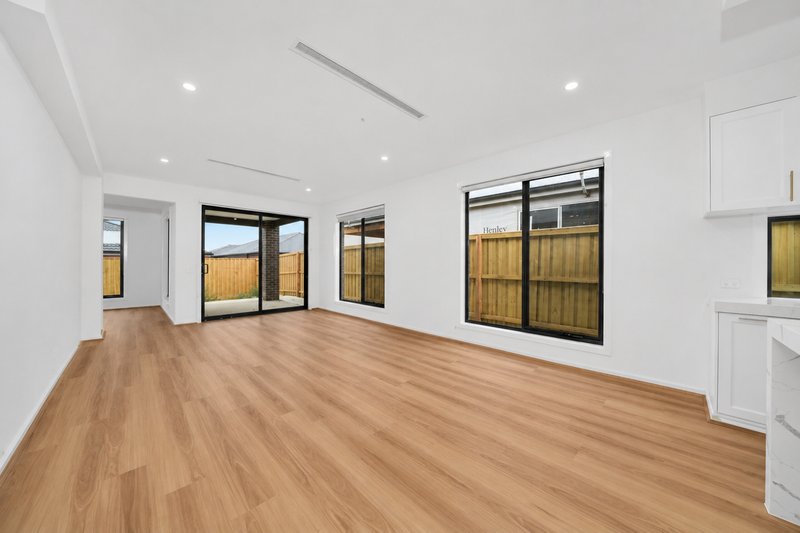Photo - 7 Cheddar Street, Donnybrook VIC 3064 - Image 9