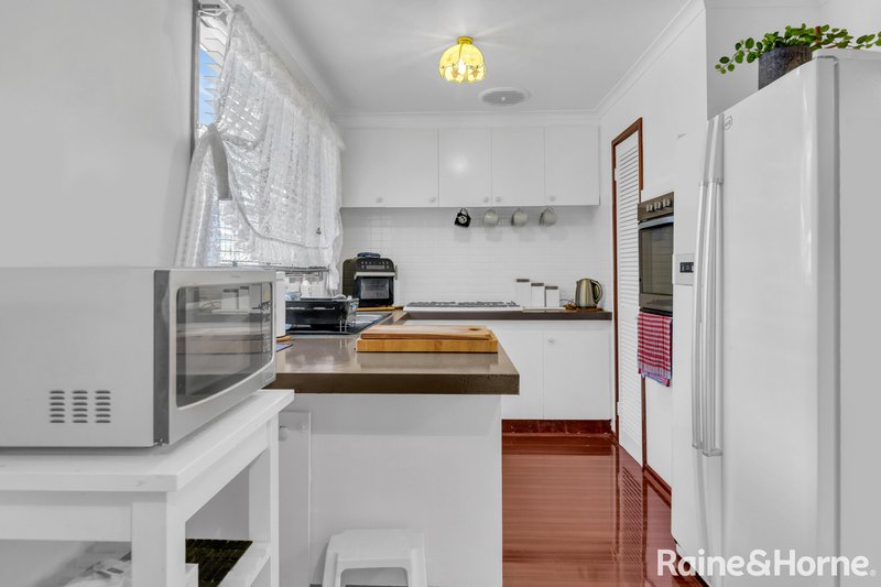 Photo - 7 Craigmore Place, Melton West VIC 3337 - Image 3