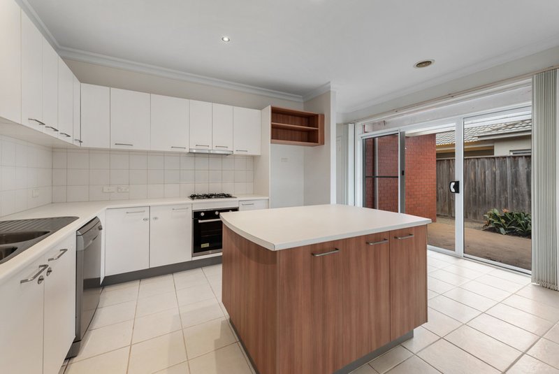 Photo - 7 Crestview Close, Roxburgh Park VIC 3064 - Image 2