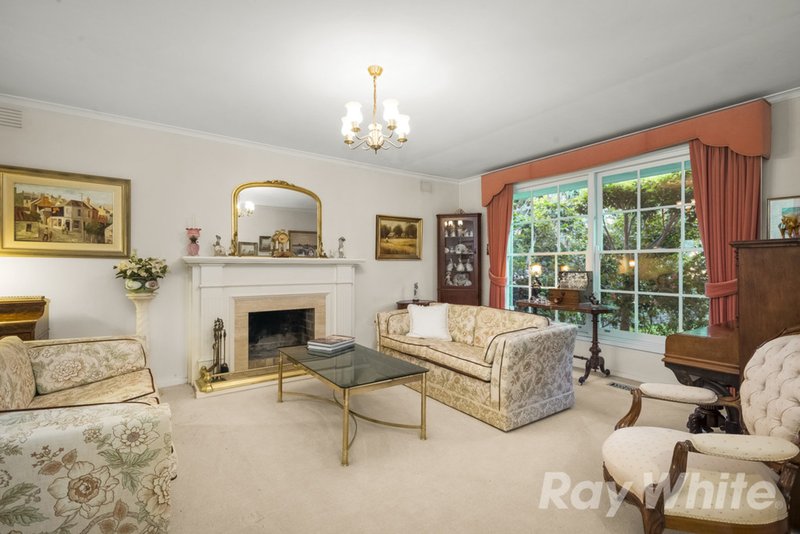 Photo - 7 Crosby Drive, Glen Waverley VIC 3150 - Image 2