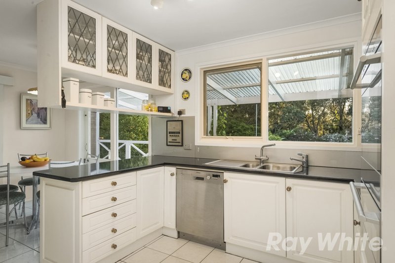 Photo - 7 Crosby Drive, Glen Waverley VIC 3150 - Image 4