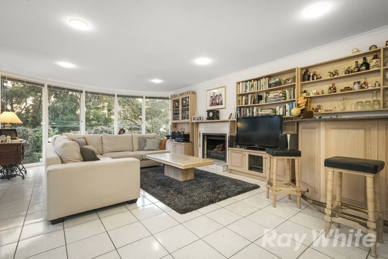 Photo - 7 Crosby Drive, Glen Waverley VIC 3150 - Image 6