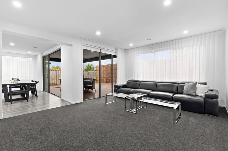 Photo - 7 Crowe Avenue, Cranbourne West VIC 3977 - Image 10