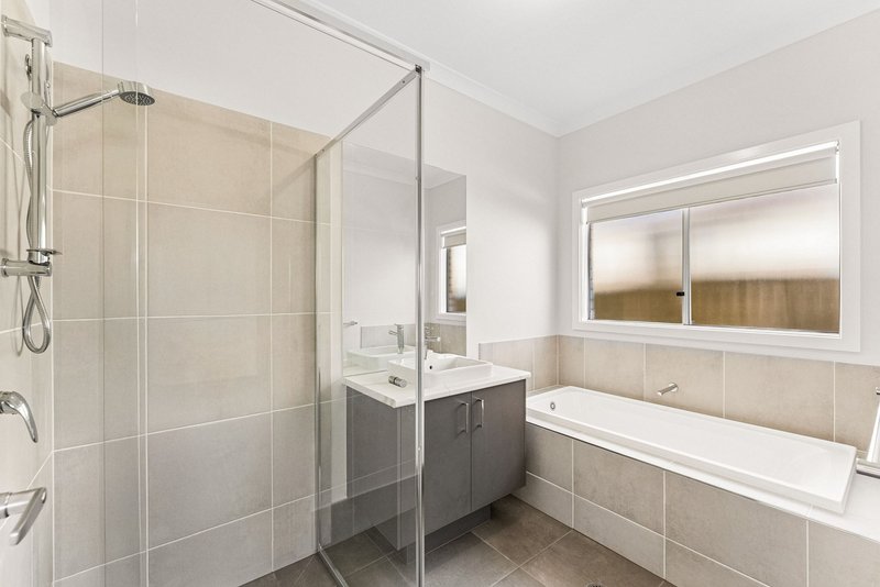 Photo - 7 Darrau Avenue, Yarrabilba QLD 4207 - Image 5