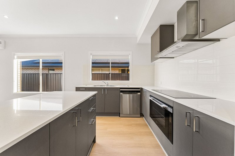 Photo - 7 Darrau Avenue, Yarrabilba QLD 4207 - Image 8