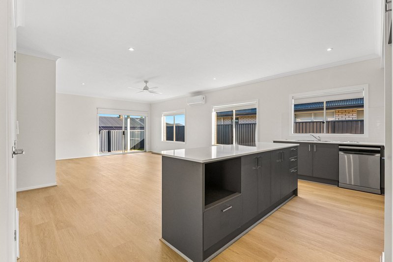 Photo - 7 Darrau Avenue, Yarrabilba QLD 4207 - Image 10