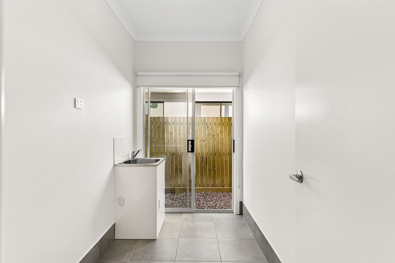 Photo - 7 Darrau Avenue, Yarrabilba QLD 4207 - Image 21