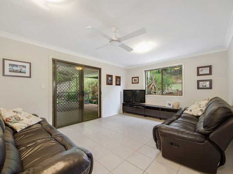 Photo - 7 Dongara Close, Elanora QLD 4221 - Image 4