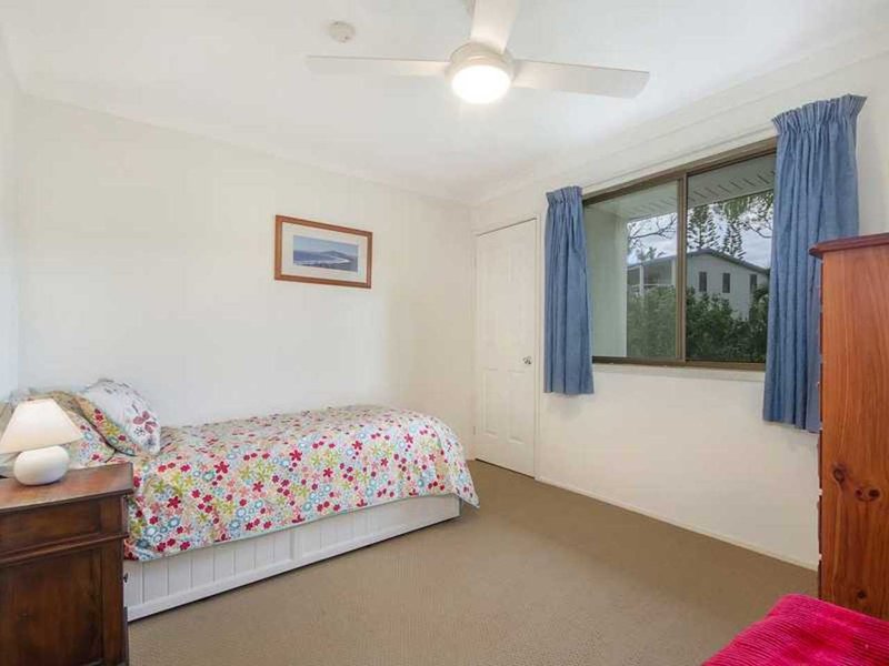 Photo - 7 Dongara Close, Elanora QLD 4221 - Image 12