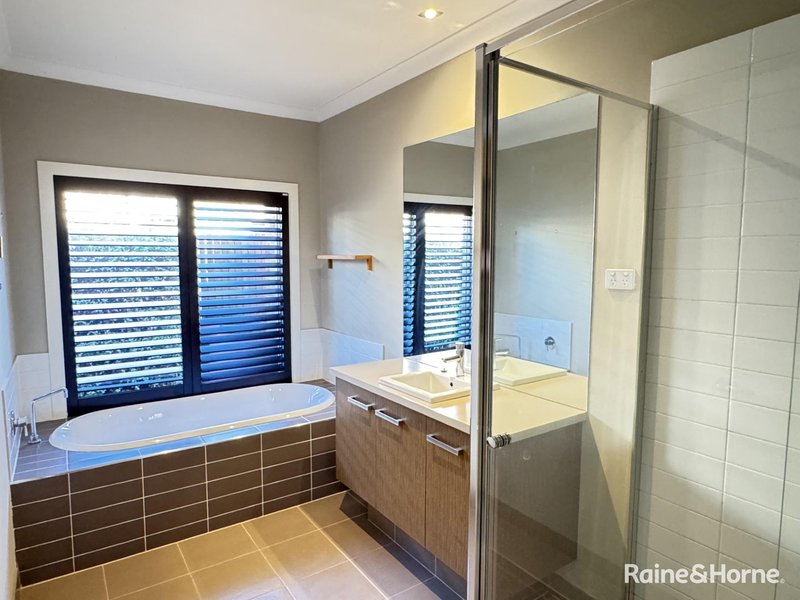 Photo - 7 Eagles Nest Way, Point Cook VIC 3030 - Image 15