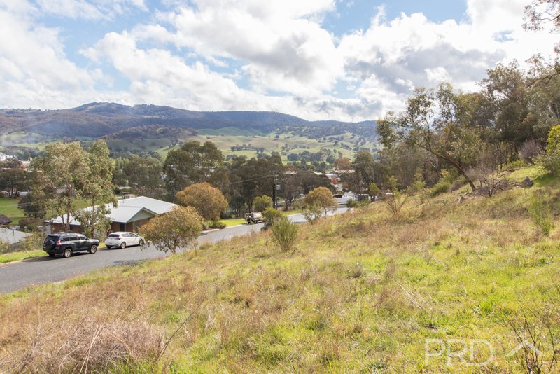 Photo - 7 Eberlin Place, Tumut NSW 2720 - Image 2