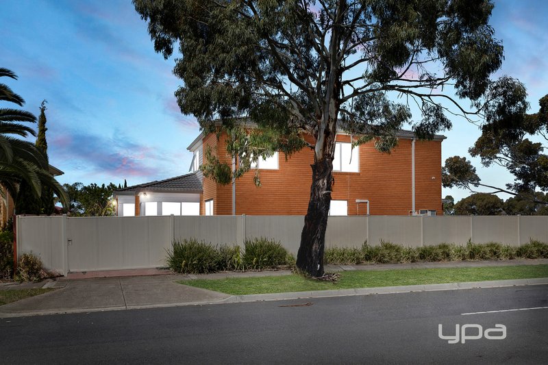 Photo - 7 Edgewater Circuit, Cairnlea VIC 3023 - Image 2