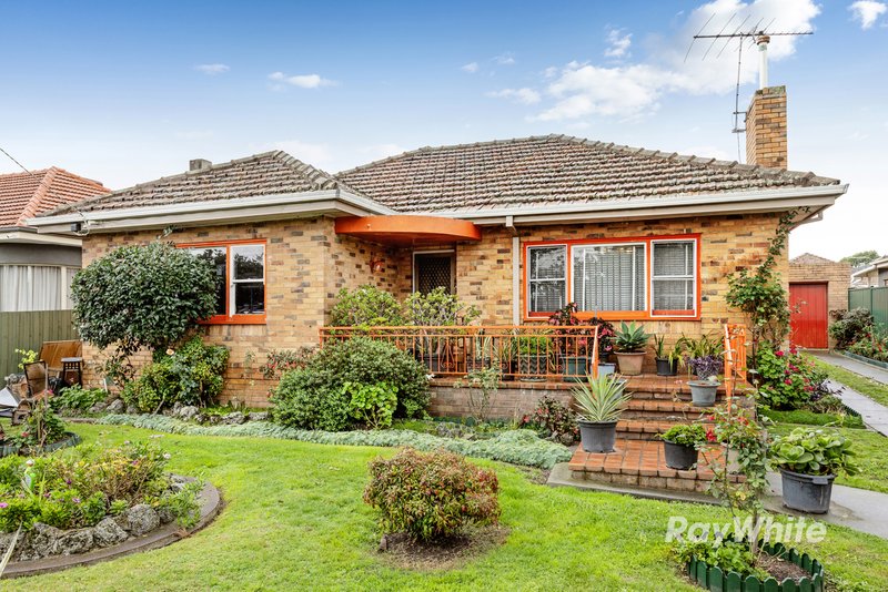 Photo - 7 Eleebana Avenue, Hughesdale VIC 3166 - Image 2