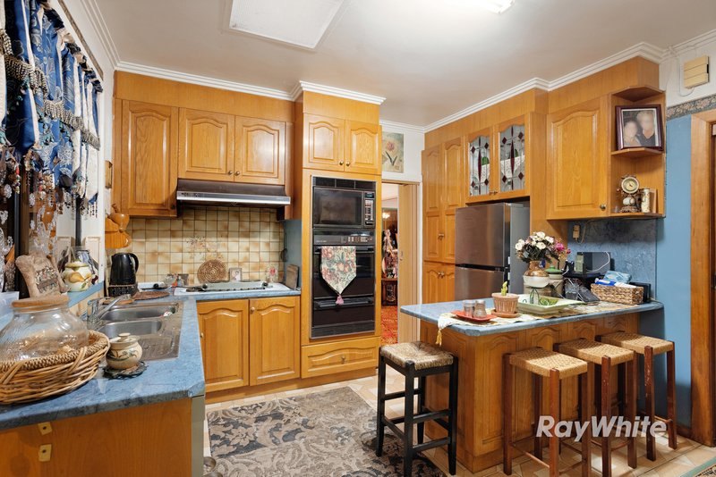 Photo - 7 Eleebana Avenue, Hughesdale VIC 3166 - Image 4