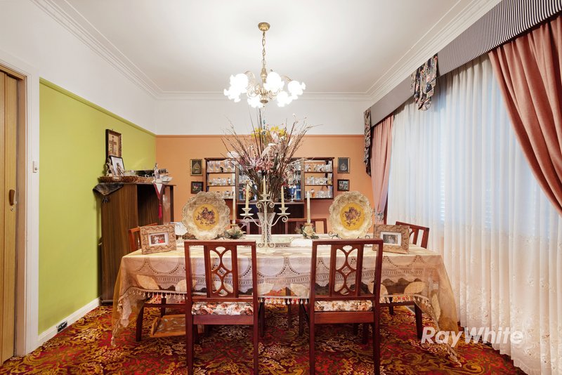Photo - 7 Eleebana Avenue, Hughesdale VIC 3166 - Image 5