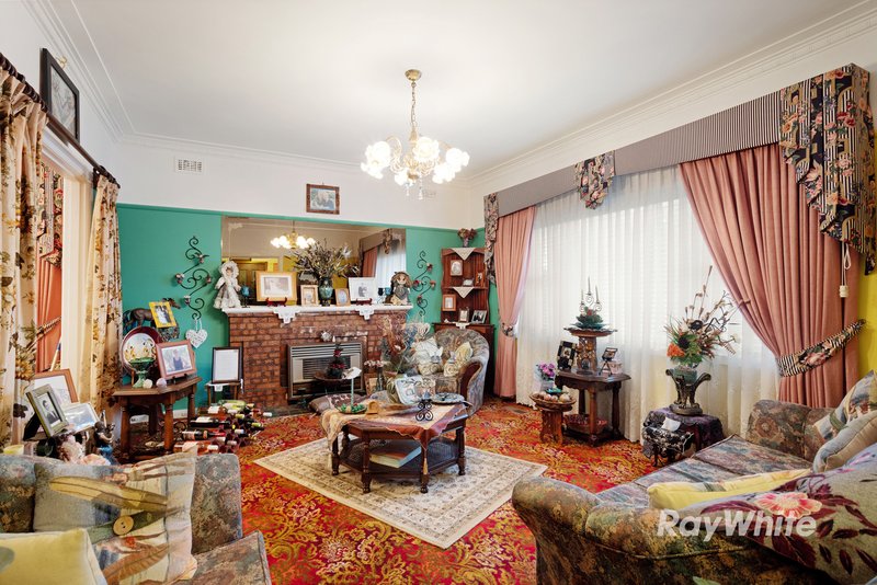 Photo - 7 Eleebana Avenue, Hughesdale VIC 3166 - Image 6