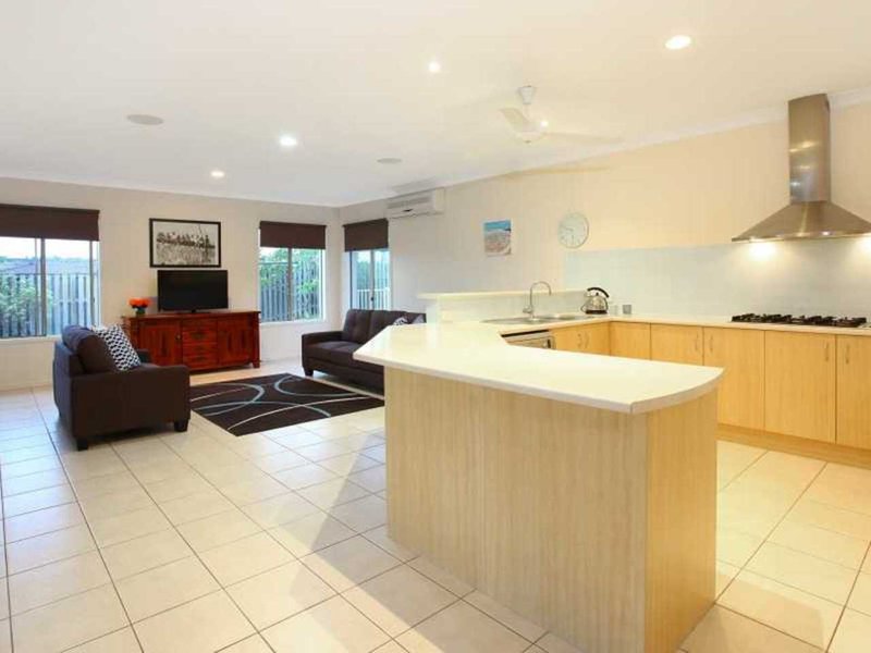 Photo - 7 Elimbah Street, Pacific Pines QLD 4211 - Image 5