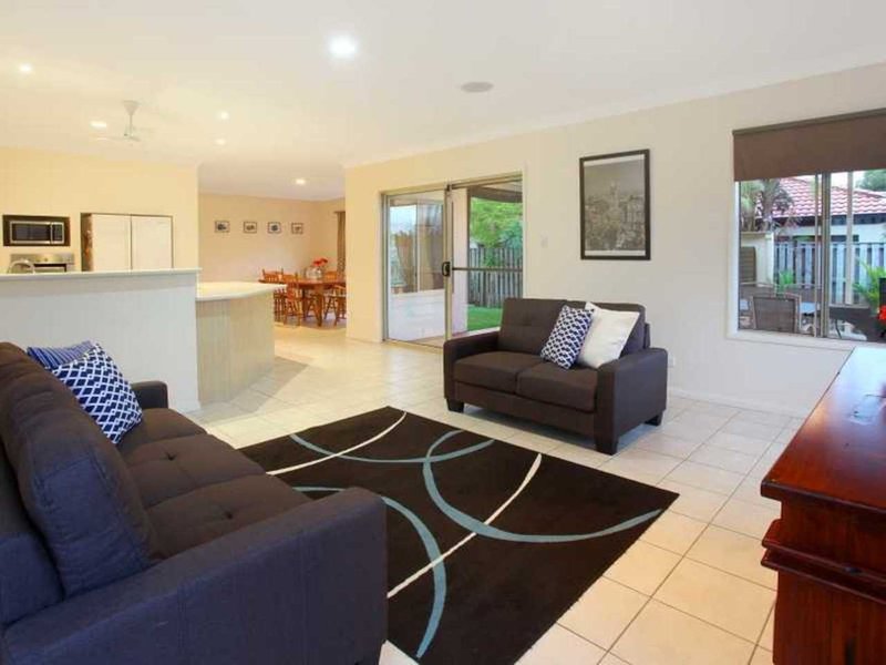 Photo - 7 Elimbah Street, Pacific Pines QLD 4211 - Image 6