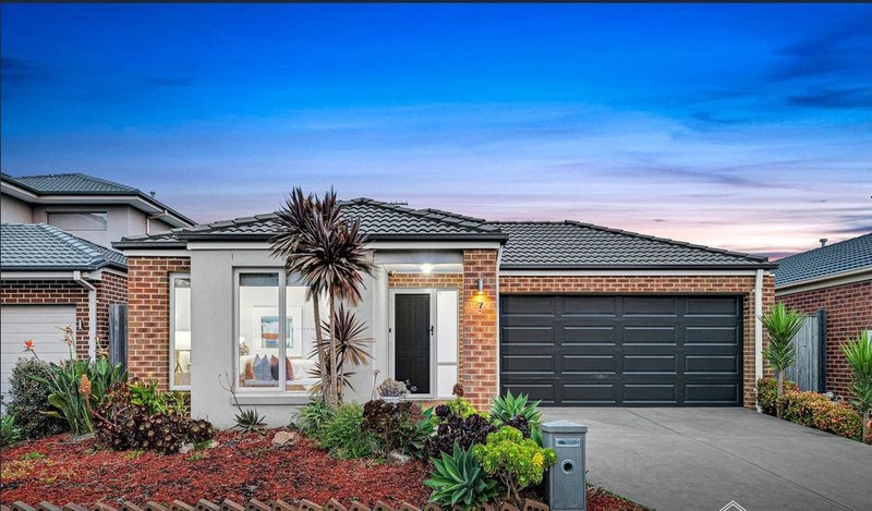 Photo - 7 Elmtree Crescent, Clyde North VIC 3978 - Image 1