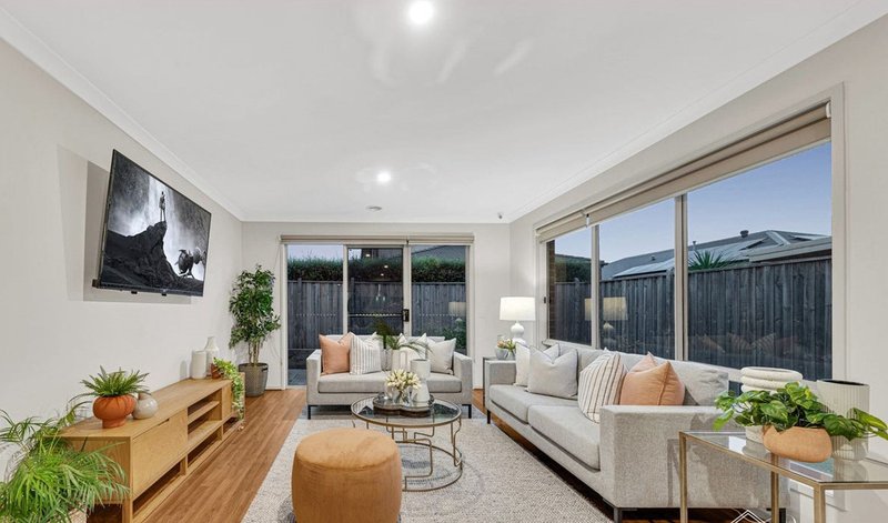Photo - 7 Elmtree Crescent, Clyde North VIC 3978 - Image 7