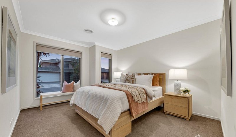 Photo - 7 Elmtree Crescent, Clyde North VIC 3978 - Image 9
