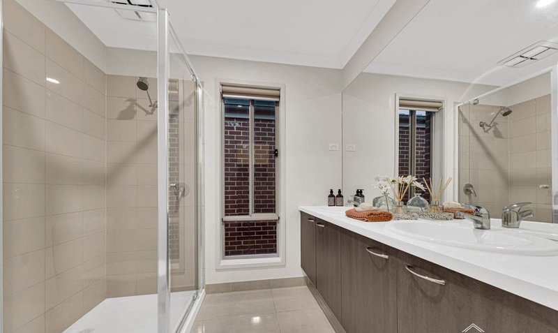 Photo - 7 Elmtree Crescent, Clyde North VIC 3978 - Image 10
