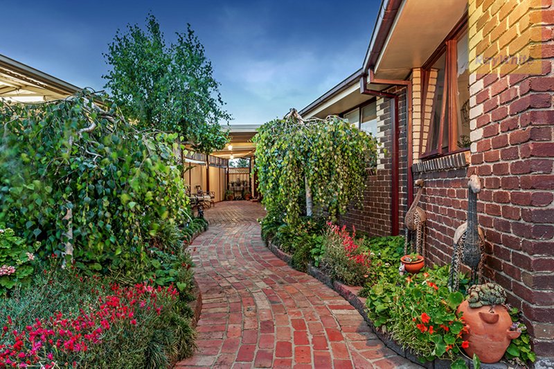 Photo - 7 Enfield Place, Craigieburn VIC 3064 - Image 11