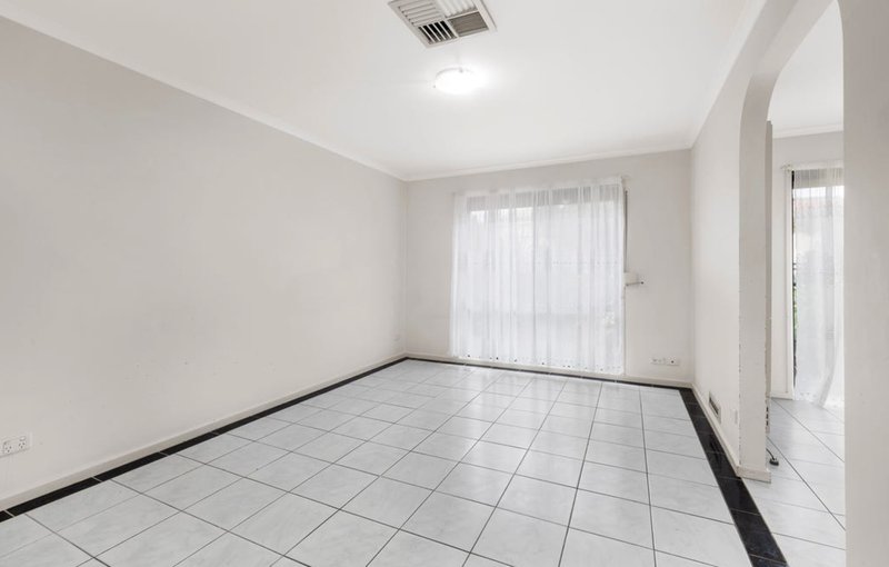 Photo - 7 Ester Drive, Mill Park VIC 3082 - Image 5