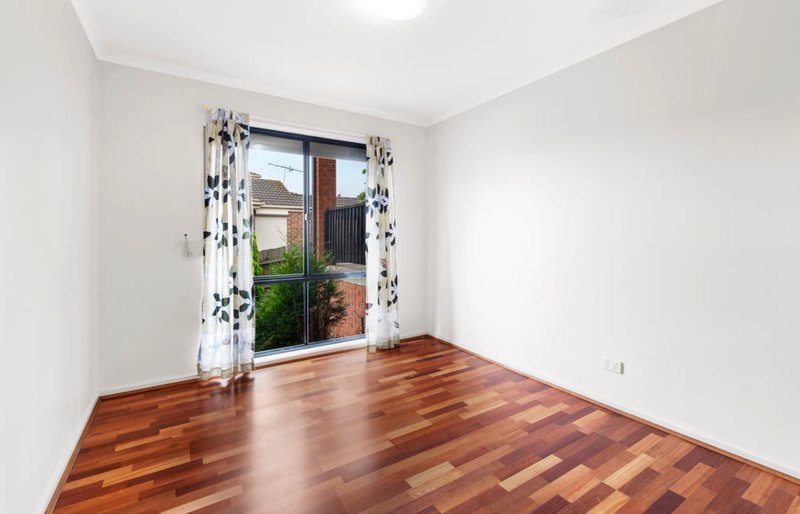 Photo - 7 Ester Drive, Mill Park VIC 3082 - Image 7