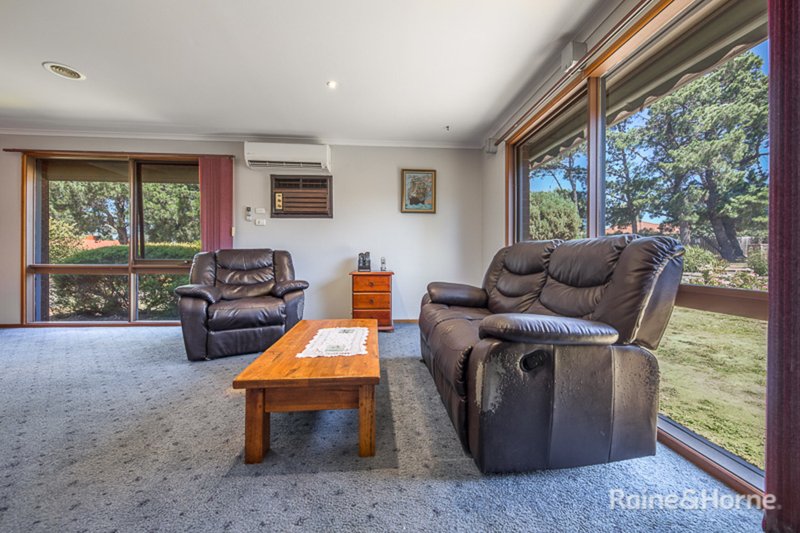 Photo - 7 Eton Close, Sunbury VIC 3429 - Image 5