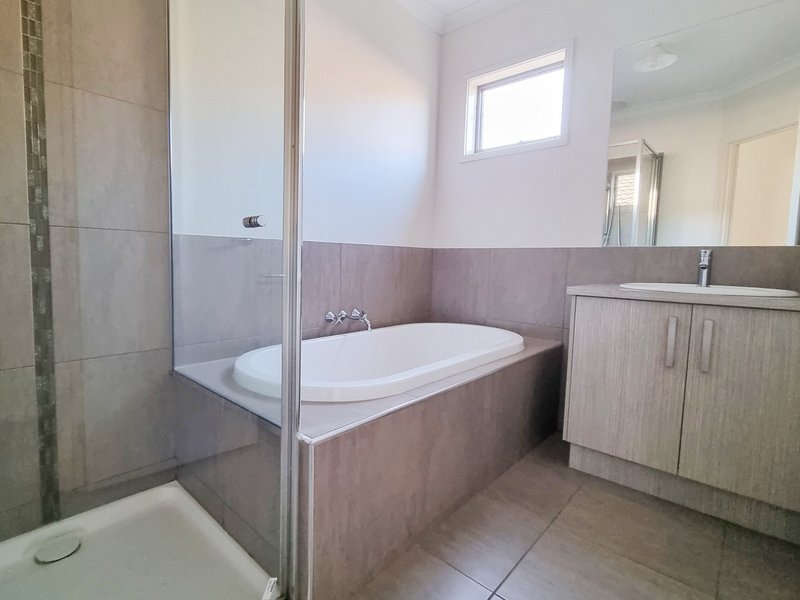 Photo - 7 Euphoria Street, Craigieburn VIC 3064 - Image 7
