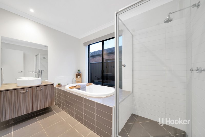 Photo - 7 Fairbridge Road, Point Cook VIC 3030 - Image 4