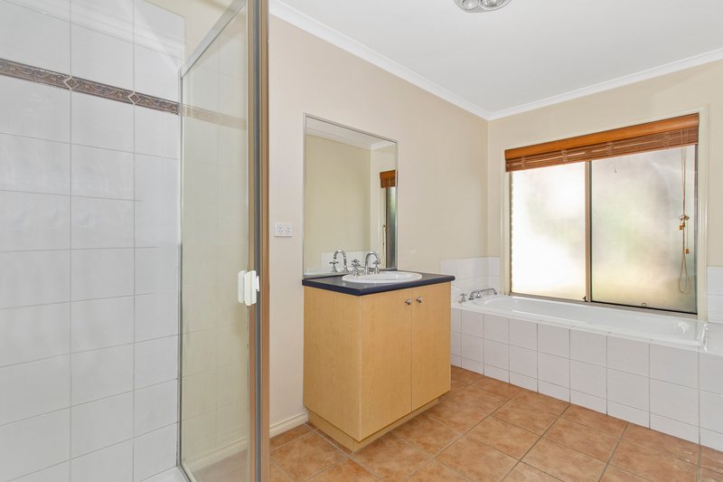 Photo - 7 Farnborough Way, Berwick VIC 3806 - Image 6