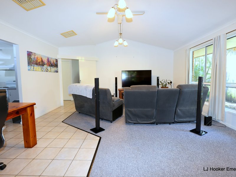 Photo - 7 Fielder Place, Emerald QLD 4720 - Image 3